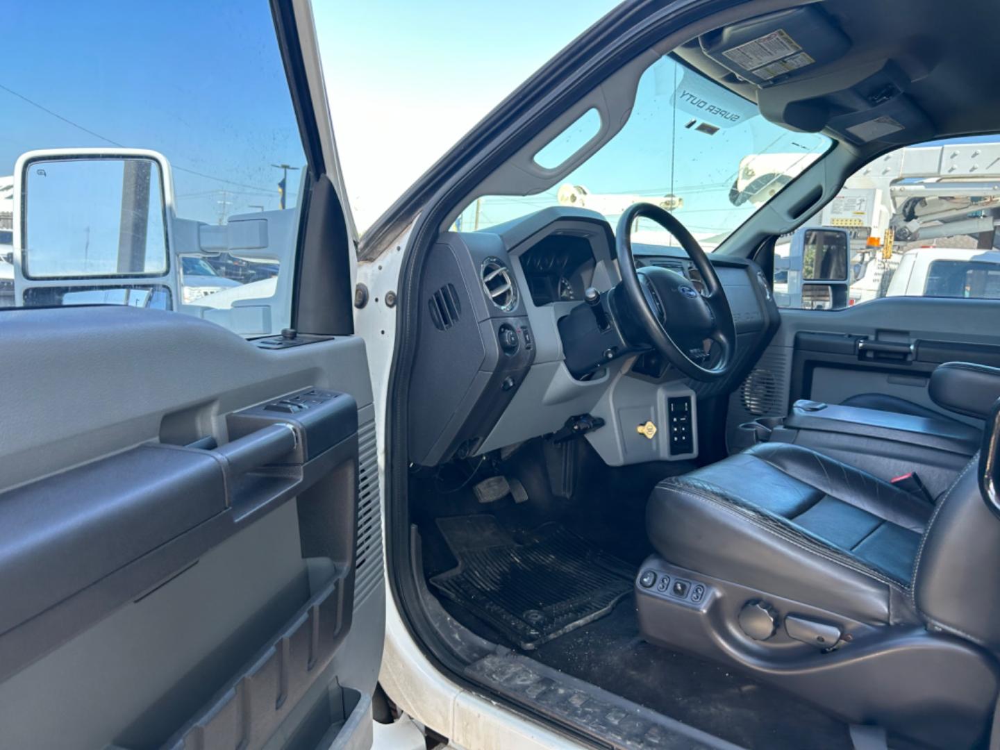 2011 White Ford F-650 Crew Cab 2WD DRW (3FRNW6FG2BV) with an 6.7L L6 DIESEL CUMMINS engine, Automatic transmission, located at 1687 Business 35 S, New Braunfels, TX, 78130, (830) 625-7159, 29.655487, -98.051491 - Photo#4